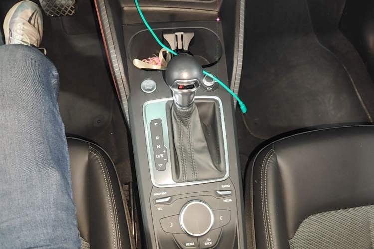 Used Audi Q2L 2020 35 TFSI Fashionable and Elegant Model Gear Lever