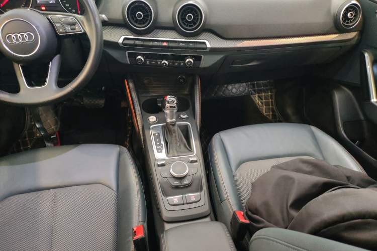 Used Audi Q2L 2020 35 TFSI Fashionable and Elegant Model Gear Lever