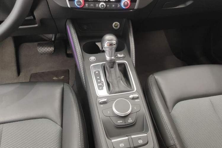 Used Audi Q2L 2020 35 TFSI Fashionable and Elegant Model Gear Lever