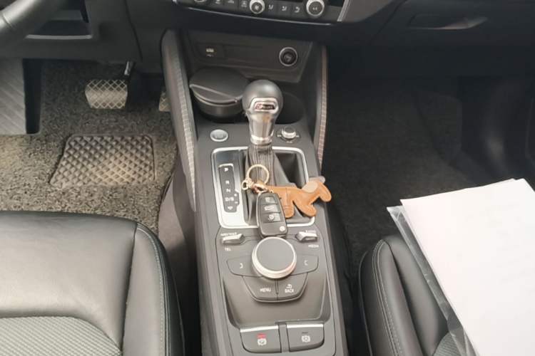 Used Audi Q2L 2020 35 TFSI Fashionable and Elegant Model Gear Lever