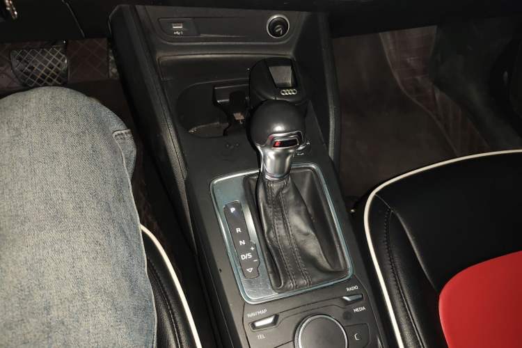 Used Audi Q2L 2020 35 TFSI Ambition Dynamic Edition Gear Lever