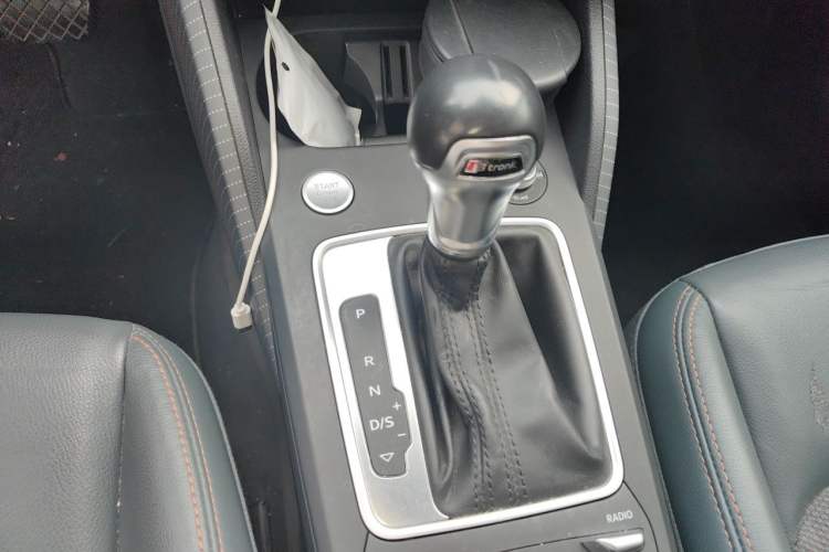 Used Audi Q2L 2020 35 TFSI Fashionable and Elegant Model Gear Lever