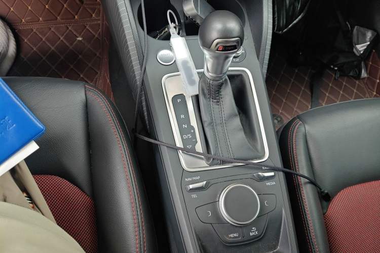 Used Audi Q2L 2020 35 TFSI Fashion Dynamic Model Gear Lever