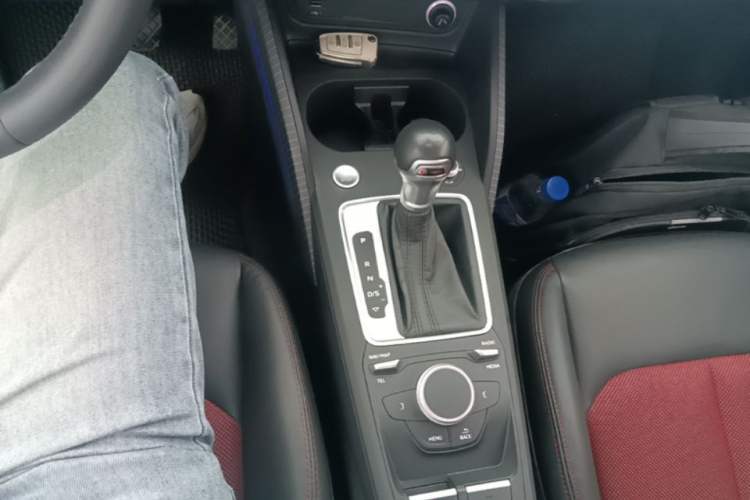 Used Audi Q2L 2020 35 TFSI Fashion Dynamic Model Gear Lever