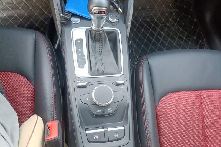 Used Audi Q2L 2020 35 TFSI Fashion Dynamic Model Gear Lever