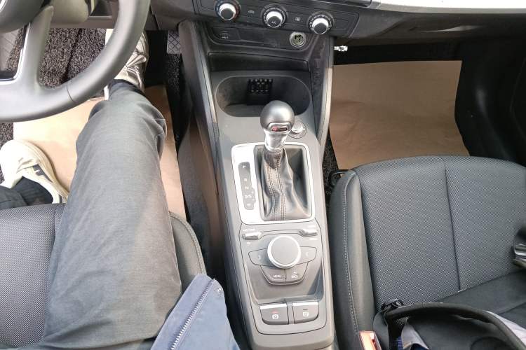 Used Audi Q2L 2020 35 TFSI Ambition Dynamic Edition Gear Lever