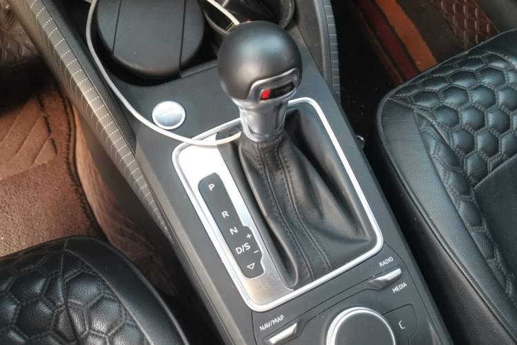 Used Audi Q2L 2020 35 TFSI Fashionable and Elegant Model Gear Lever