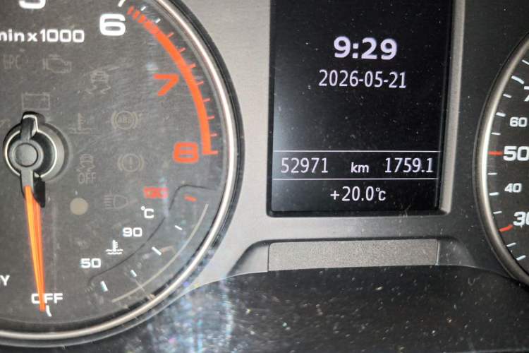 Used Audi Q2L 2020 35 TFSI Fashion Dynamic Model Odometer Close Up