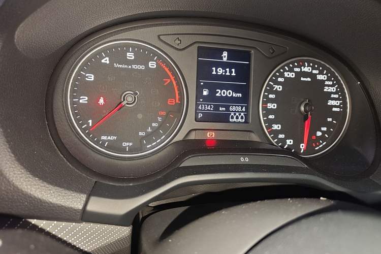 Used Audi Q2L 2020 35 TFSI Fashion Dynamic Model Odometer Close Up