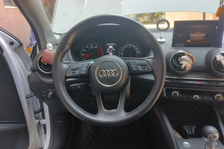 Used Audi Q2L 2020 35 TFSI Fashionable and Elegant Model Steering Wheel
