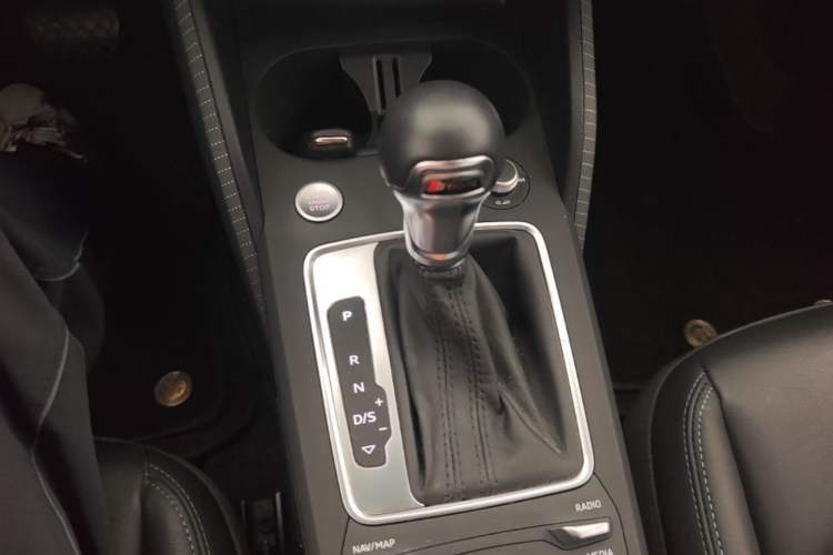 Used Audi Q2L 2020 35 TFSI Fashionable and Elegant Model Gear Lever