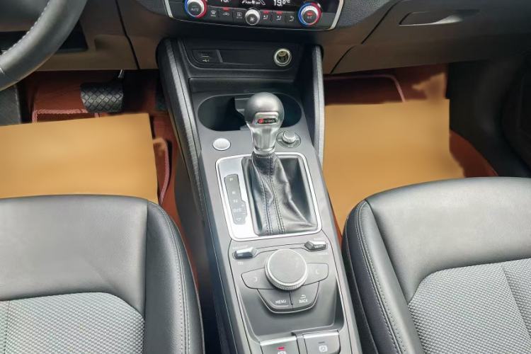Used Audi Q2L 2020 35 TFSI Fashionable and Elegant Model Gear Lever