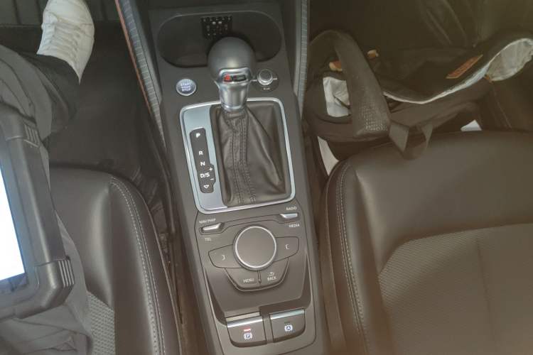 Used Audi Q2L 2020 35 TFSI Fashionable and Elegant Model Gear Lever