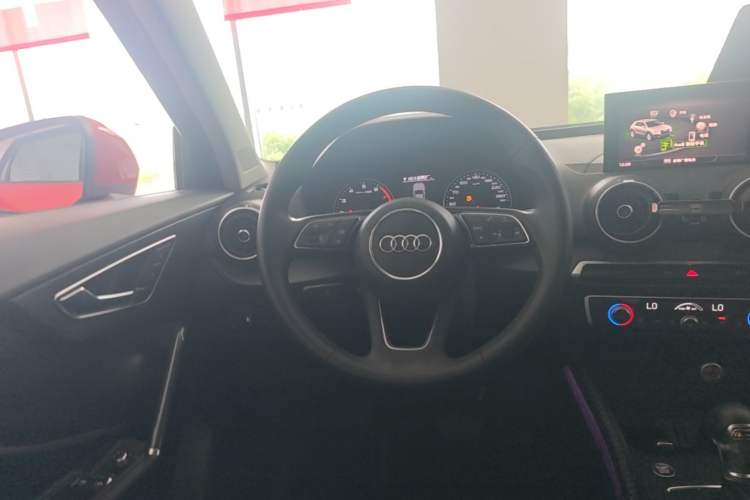Used Audi Q2L 2020 35 TFSI Fashionable and Elegant Model Steering Wheel