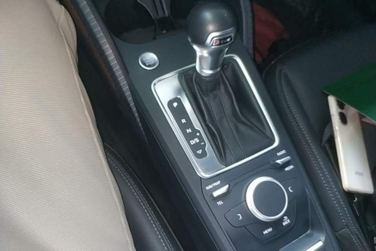 Used Audi Q2L 2021 35 TFSI Fashionable and Elegant Model Gear Lever