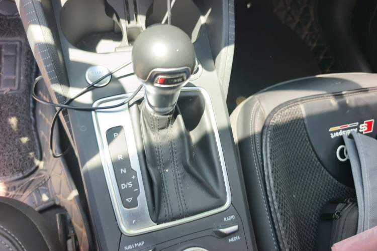 Used Audi Q2L 2021 35 TFSI Fashionable and Elegant Model Gear Lever