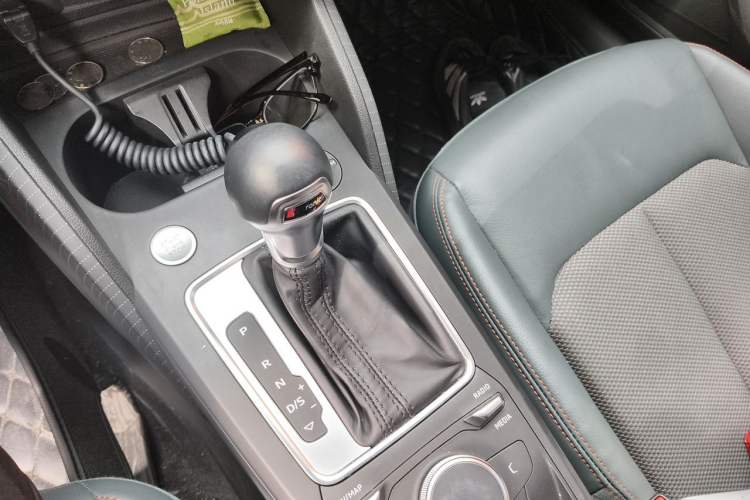Used Audi Q2L 2021 35 TFSI Fashionable and Elegant Model Gear Lever