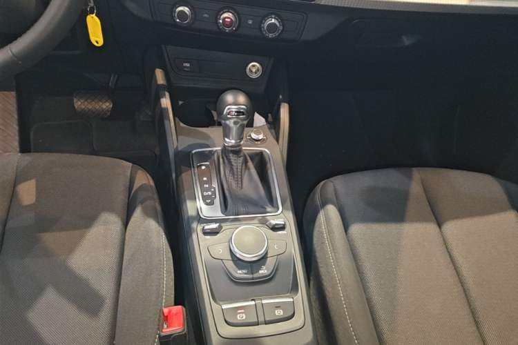 Used Audi Q2L 2021 35 TFSI Progressive Dynamic Edition Gear Lever