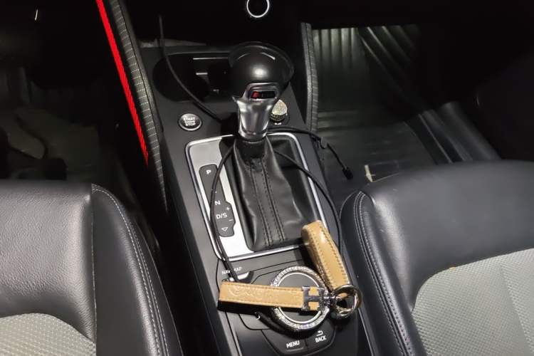 Used Audi Q2L 2021 35 TFSI Fashionable and Elegant Model Gear Lever
