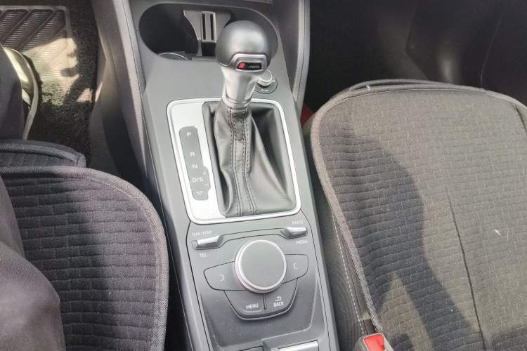 Used Audi Q2L 2021 35 TFSI Progressive Dynamic Edition Gear Lever