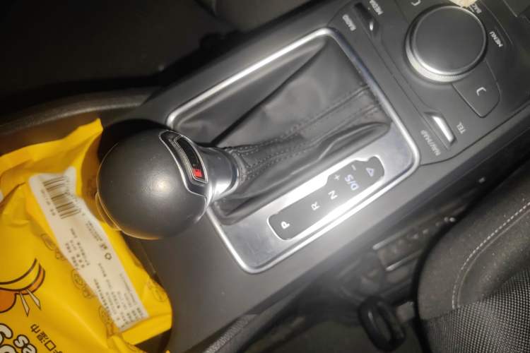 Used Audi Q2L 2021 35 TFSI Progressive Dynamic Edition Gear Lever