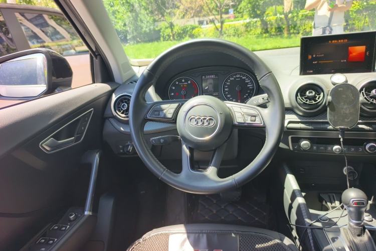 Used Audi Q2L 2021 35 TFSI Fashionable and Elegant Model Steering Wheel