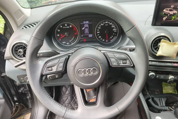 Used Audi Q2L 2021 35 TFSI Fashionable and Elegant Model Steering Wheel