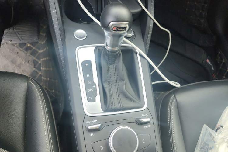 Used Audi Q2L 2021 35 TFSI Fashion Dynamic Model Gear Lever