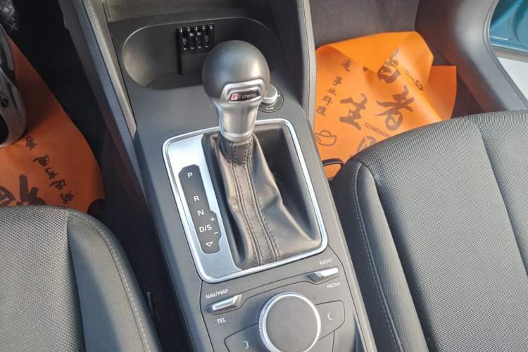 Used Audi Q2L 2021 35 TFSI Progressive Dynamic Edition Gear Lever