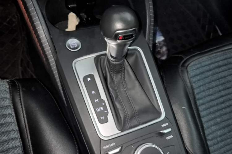 Used Audi Q2L 2021 35 TFSI Fashion Dynamic Model Gear Lever