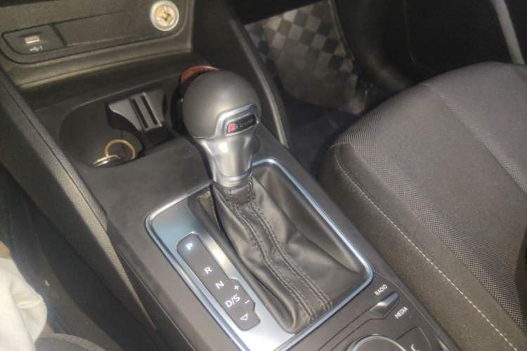 Used Audi Q2L 2021 35 TFSI Progressive Dynamic Edition Gear Lever