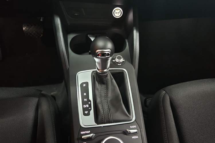 Used Audi Q2L 2021 35 TFSI Progressive Dynamic Edition Gear Lever