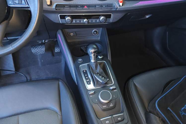 Used Audi Q2L 2021 35 TFSI Fashionable and Elegant Model Gear Lever