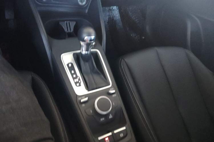 Used Audi Q2L 2021 35 TFSI Progressive Dynamic Edition Gear Lever