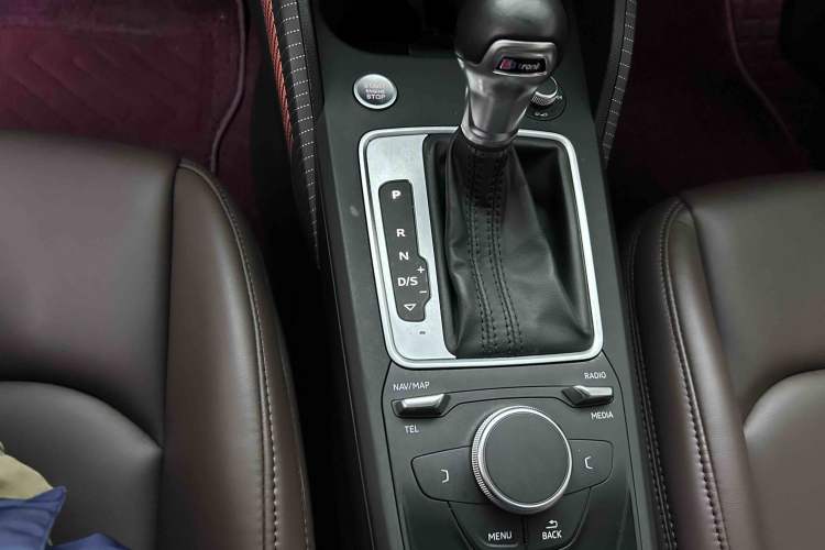 Used Audi Q2L 2021 35 TFSI Fashion Dynamic Model Gear Lever