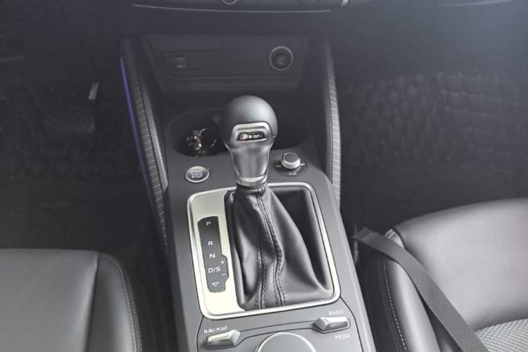 Used Audi Q2L 2021 35 TFSI Fashionable and Elegant Model Gear Lever