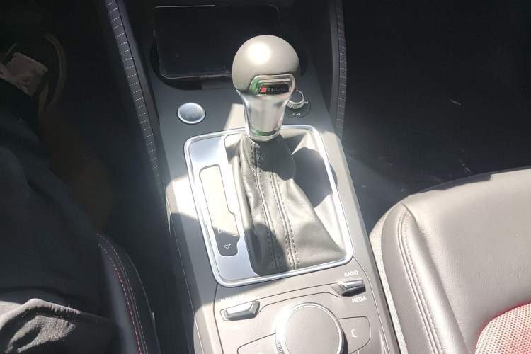 Used Audi Q2L 2021 35 TFSI Fashion Dynamic Model Gear Lever