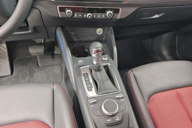 Used Audi Q2L 2021 35 TFSI Fashion Dynamic Model Gear Lever