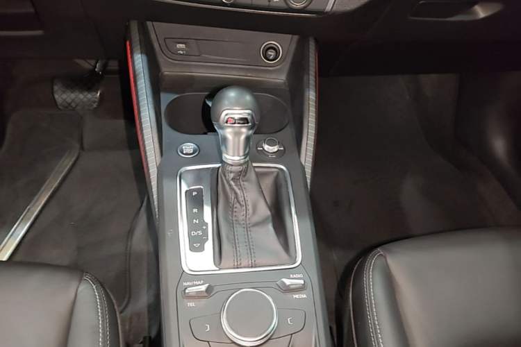 Used Audi Q2L 2021 35 TFSI Fashion Dynamic Model Gear Lever