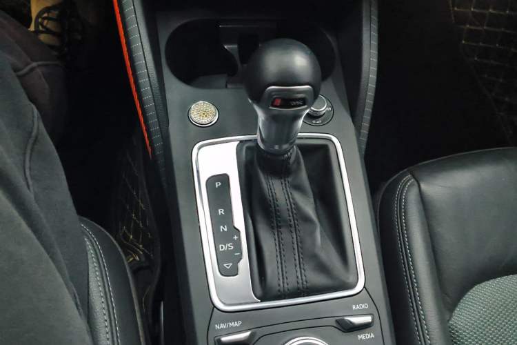 Used Audi Q2L 2021 35 TFSI Fashionable and Elegant Model Gear Lever