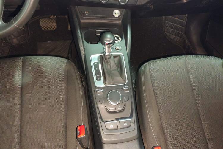 Used Audi Q2L 2021 35 TFSI Progressive Dynamic Edition Gear Lever