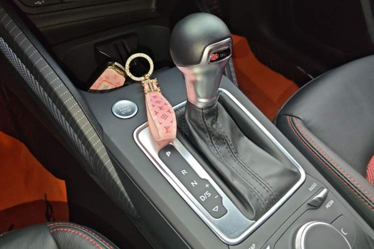 Used Audi Q2L 2021 35 TFSI Fashion Dynamic Model Gear Lever