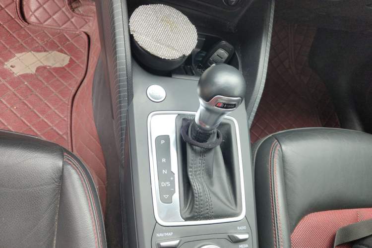 Used Audi Q2L 2021 35 TFSI Fashion Dynamic Model Gear Lever