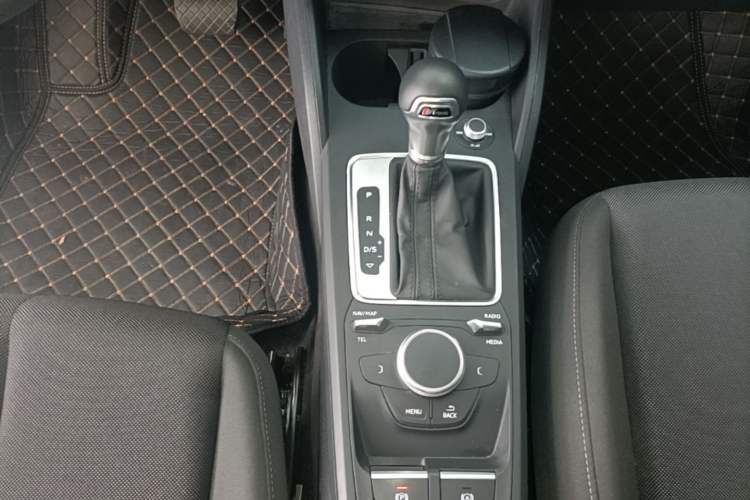 Used Audi Q2L 2021 35 TFSI Progressive Dynamic Edition Gear Lever