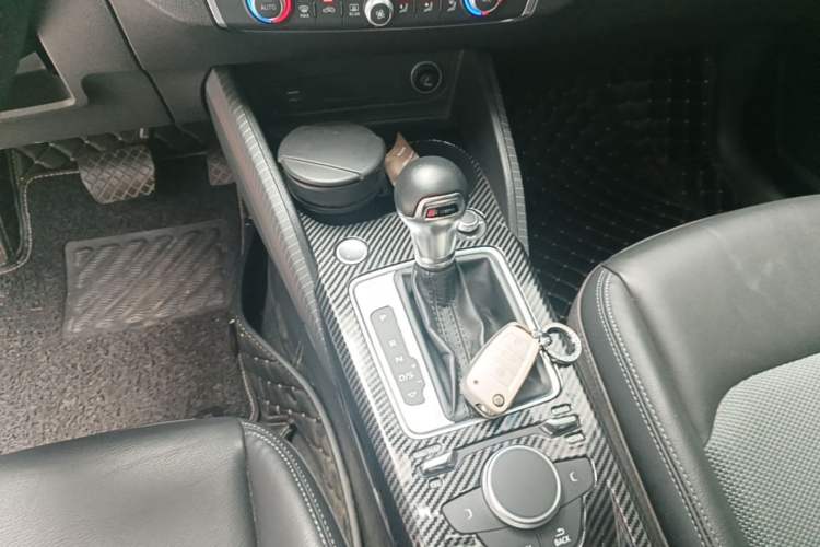 Used Audi Q2L 2021 35 TFSI Fashionable and Elegant Model Gear Lever