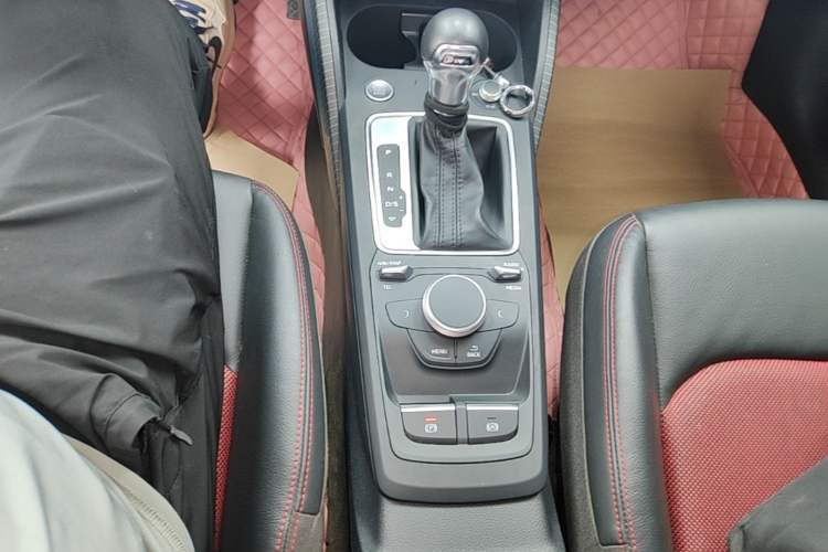 Used Audi Q2L 2021 35 TFSI Fashion Dynamic Model Gear Lever