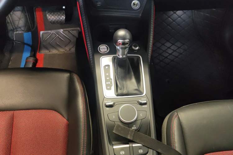 Used Audi Q2L 2021 35 TFSI Fashion Dynamic Model Gear Lever
