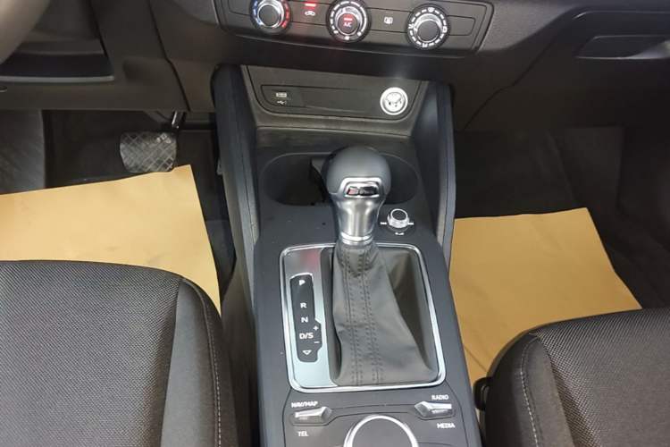 Used Audi Q2L 2021 35 TFSI Progressive Dynamic Edition Gear Lever