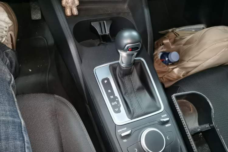 Used Audi Q2L 2021 35 TFSI Progressive Dynamic Edition Gear Lever