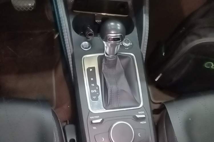 Used Audi Q2L 2021 35 TFSI Fashionable and Elegant Model Gear Lever